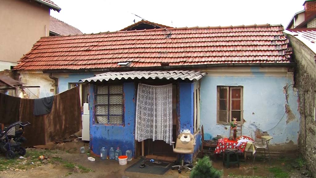 Šestočlana romska porodica Marinković bez struje 20 dana, a rešenja nema na pomolu